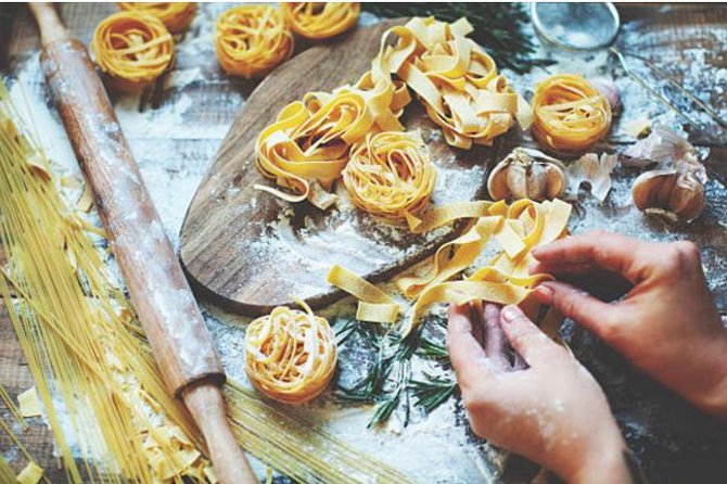 Amazing Pizza and Pasta Class at Savio’s kitchen cooking school - Making pizza in the birthplace of the style