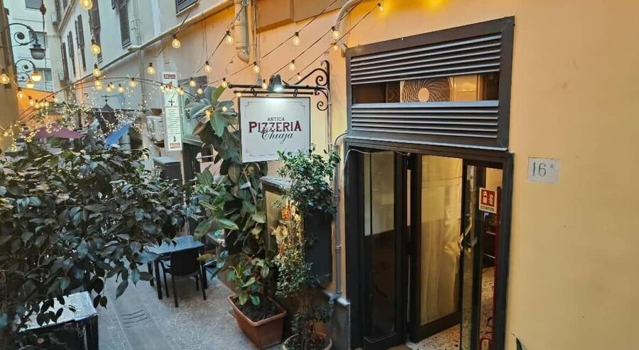 Authentic Neapolitan Pizza Lesson - Dough, toppings, and the traditional pizza styles