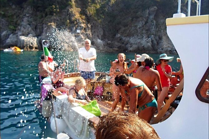Boat tour of the island of Ischia with lunch and bath - A friendly, social atmosphere