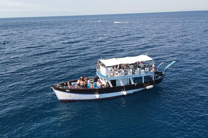 Boat tour with lunch on board to discover Procida - Arriving in Procida after the island views