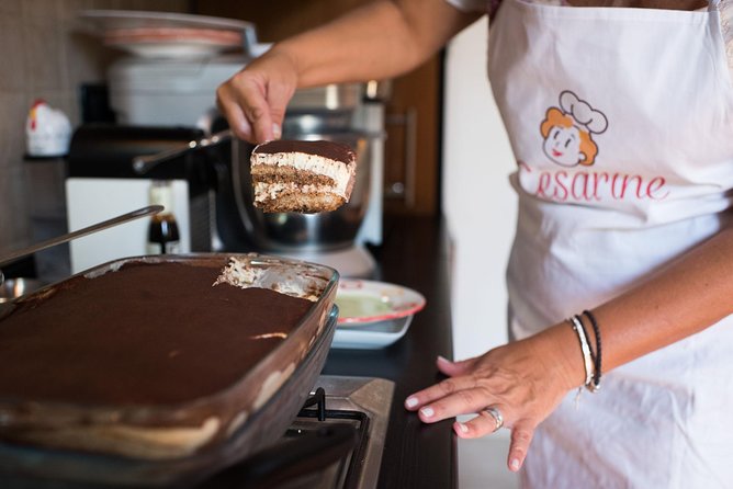 Cesarine: Pasta and Tiramisu class in Ischia - Cooking pasta in an Ischia family home