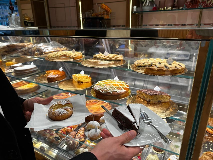 Chocolate and Pastry tasting tour in Napoli Old Town - The first pastry and the fiocco di neve