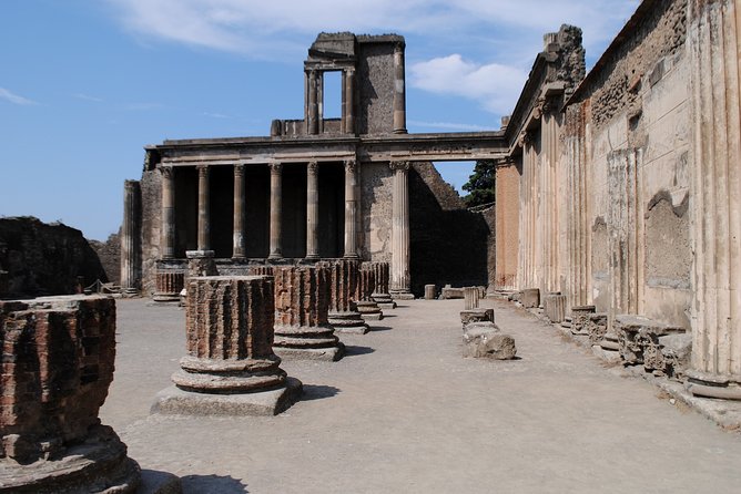 DISCOVERING POMPEII - VIP tour/Small group - Why a guide matters at Pompeii