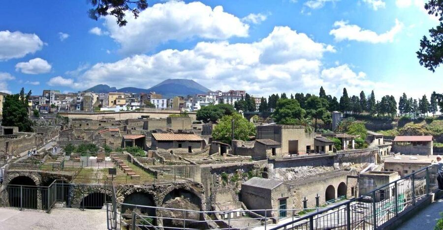 From Naples: Day Trip to Herculaneum with skip the line - Why Herculaneum can be more moving than Pompeii