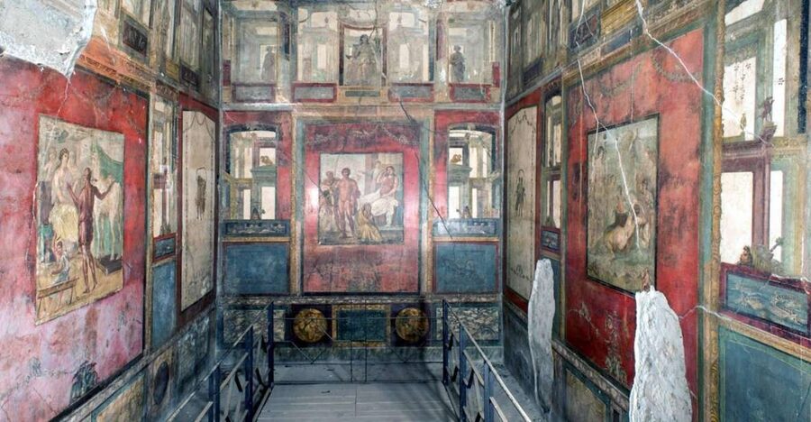 From Naples: Day Trip to Pompeii with skip the line - Priority entry and the first steps inside
