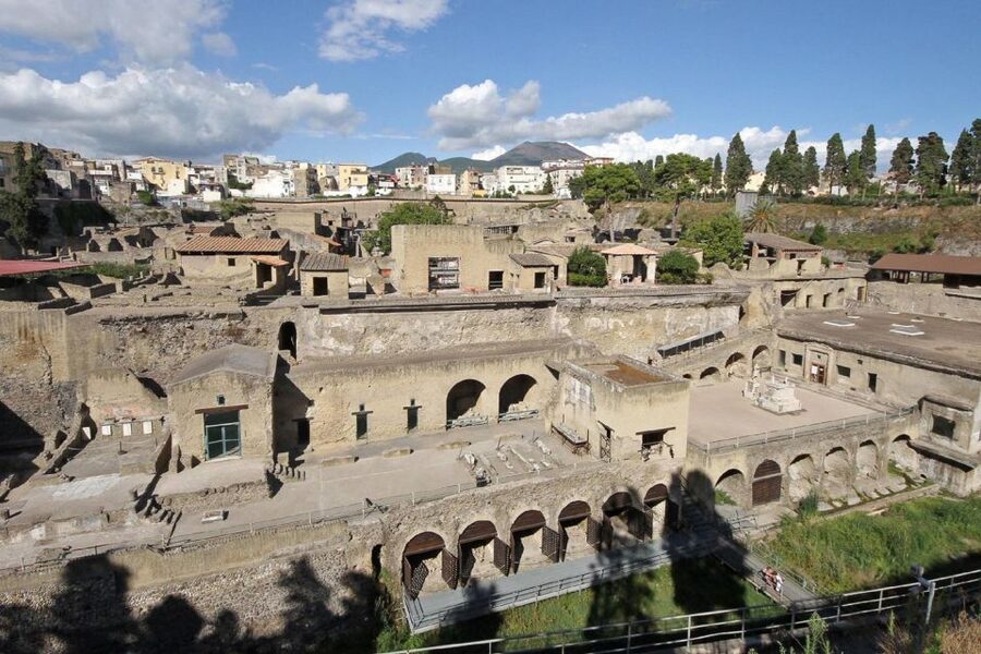 From Naples: Pompeii and Herculaneum Tour with Lunch - Why seeing Pompeii and Herculaneum together works
