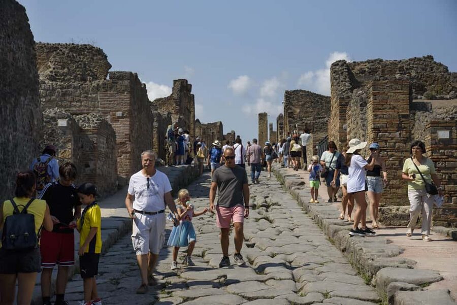 From Naples: Pompeii and Vesuvius Guided Day Trip with Lunch - Lunch with pizza and Gulf views
