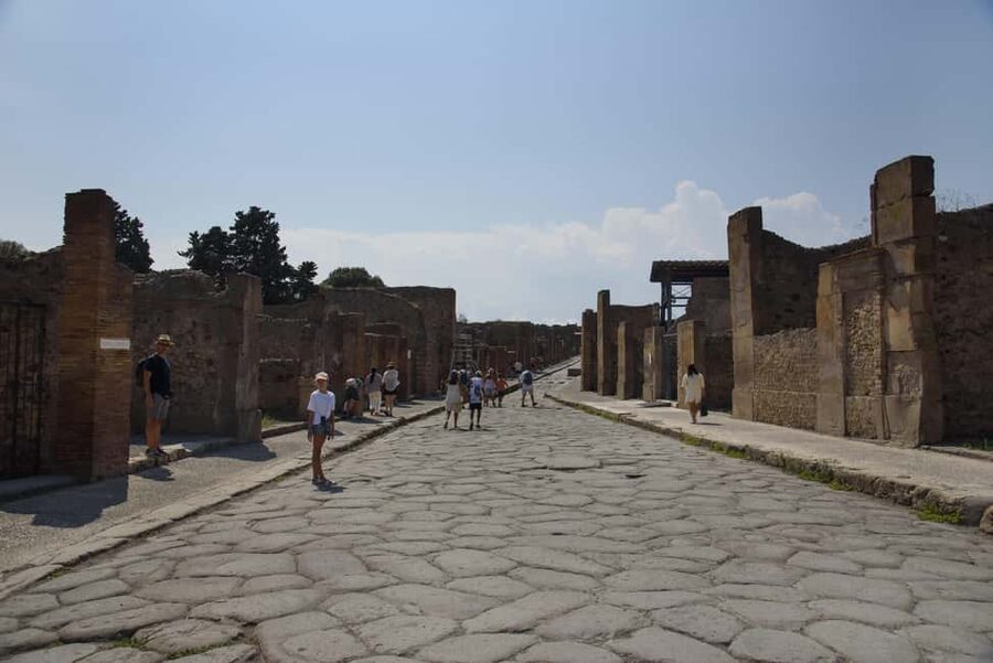 From Naples: Pompeii and Vesuvius Guided Day Trip with Lunch - Entering Pompeii and meeting the local guide