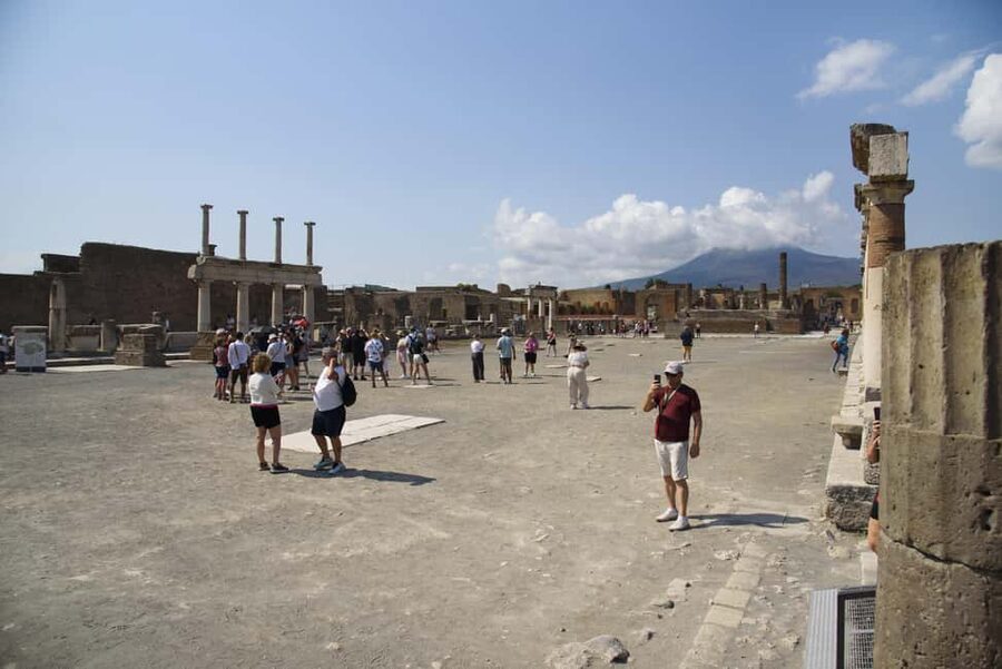 From Naples: Pompeii and Vesuvius Guided Day Trip with Lunch - What the guides add to the day