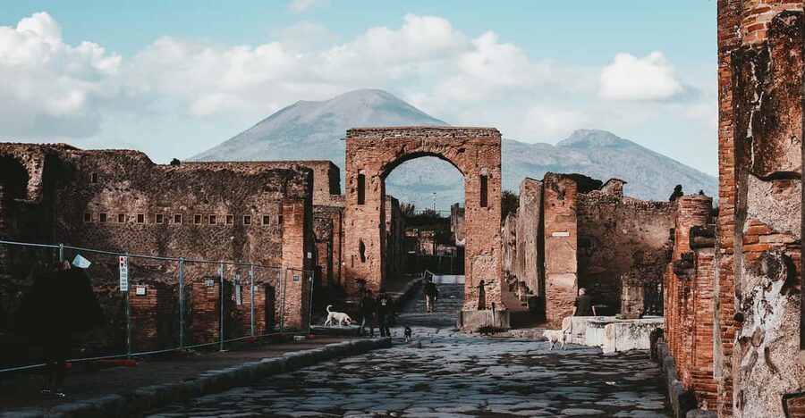 From Naples: Pompeii and Vesuvius Tour with Ticket Options - Languages, group style, and the pace of the day