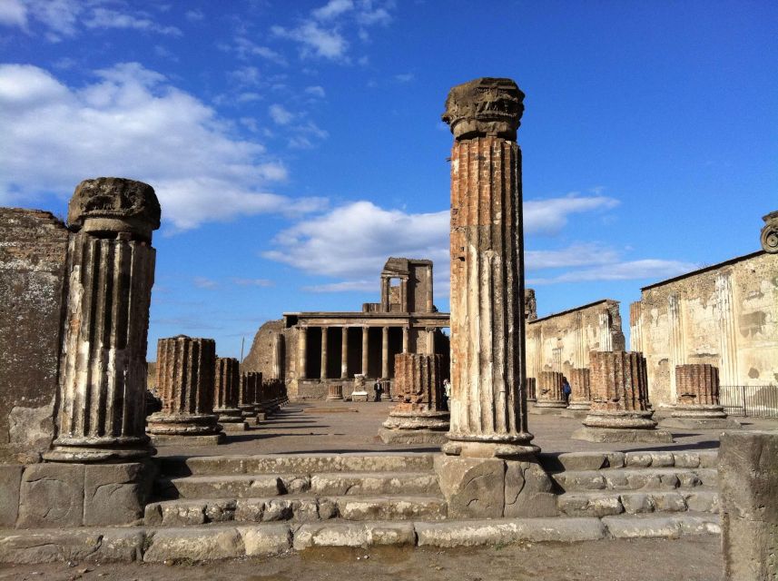 From Naples: Transfer to Positano with Pompeii Guided Tour - Leaving Naples in a private minivan