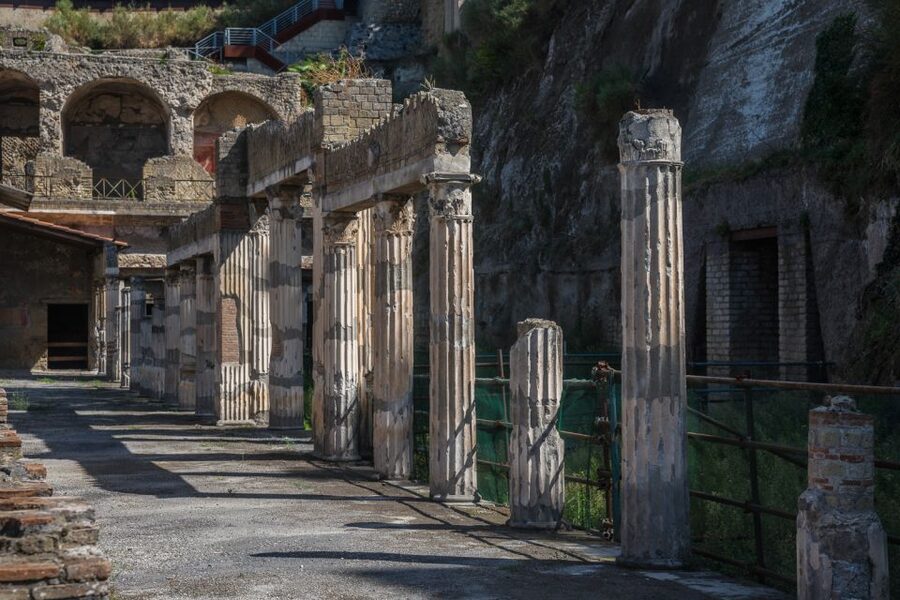 Herculaneum: Skip-the-Line Guided Tour with Archaeologist - The House of Skeletons and the Buildings Around It
