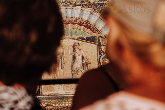 Herculaneum Small Group Tour and Ticket With an Archaeologist - Luxurious rooms and carbonized doorways