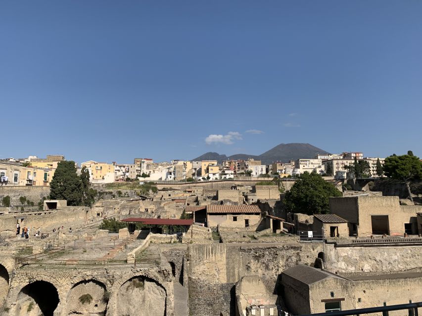 Herculaneum: Tickets & Tour with a Local Archaeologist - Casa dell’Albergo and the scale of the homes