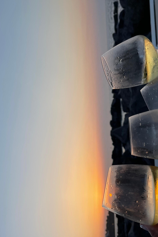 Italian aperitif at the sunset by the sea - Practical planning for your evening