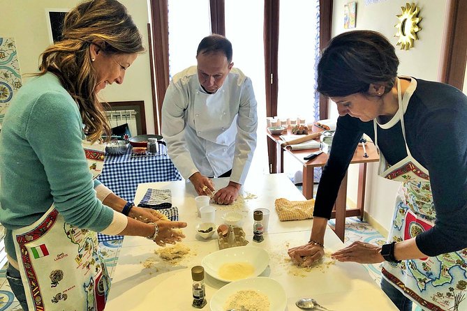 Make Neapolitan Pizza With A View Of Naples - Key points at a glance