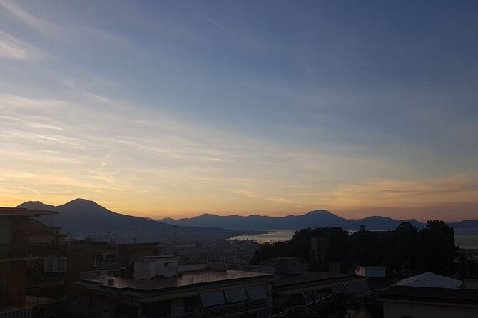 Make Neapolitan Pizza With A View Of Naples - Pizza two: fried pizza with tomato and cheese