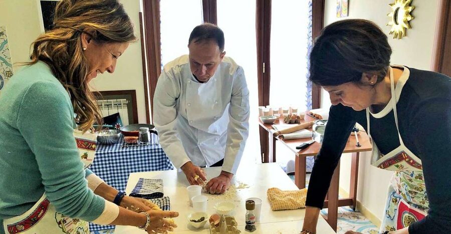 Make Neapolitan Pizza With A View Of Naples Like No Other - Key points at a glance