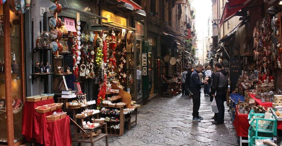 Naples: 2-Hour Walking Tour w/ Food Tasting Experience - Pizza a portafoglio and the savory tasting