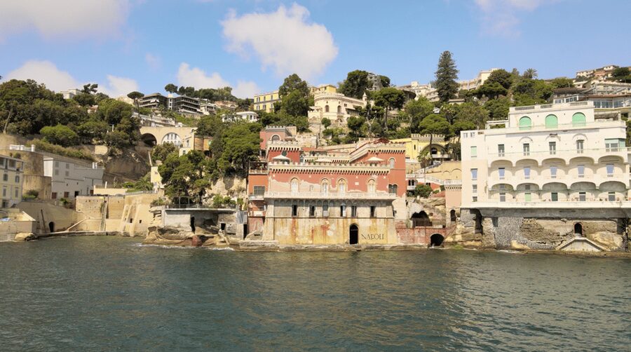 Naples: Castel dell'Ovo Boat Tour with Snorkeling & Aperitif - Palazzo DonnAnna and the villa-lined coast