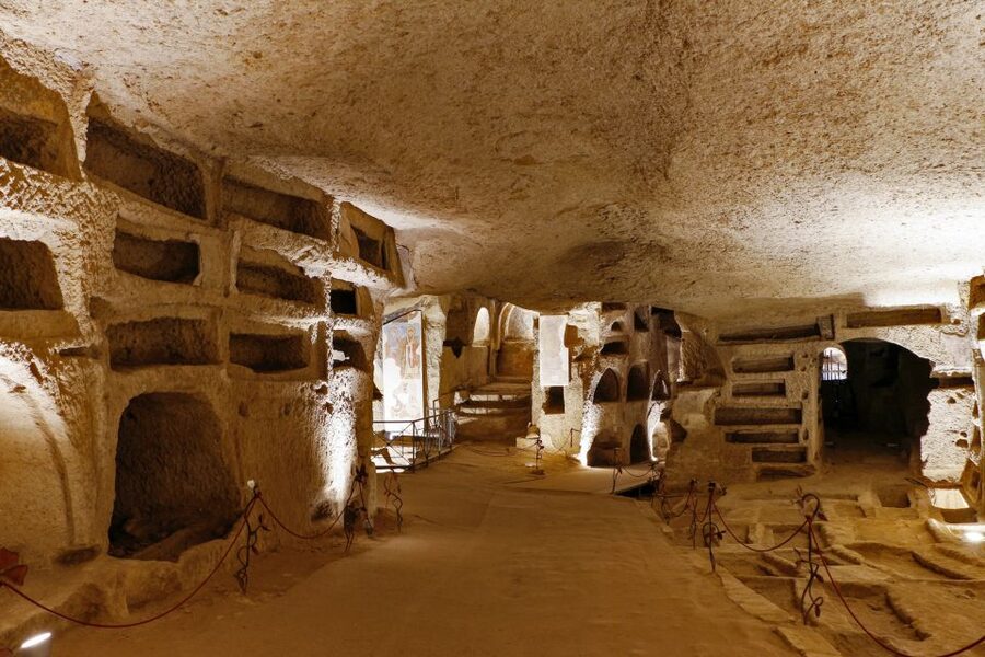 Naples: Catacombs of San Gennaro Entry Ticket & Guided Tour - The upper catacomb and its Pompeian-style paintings