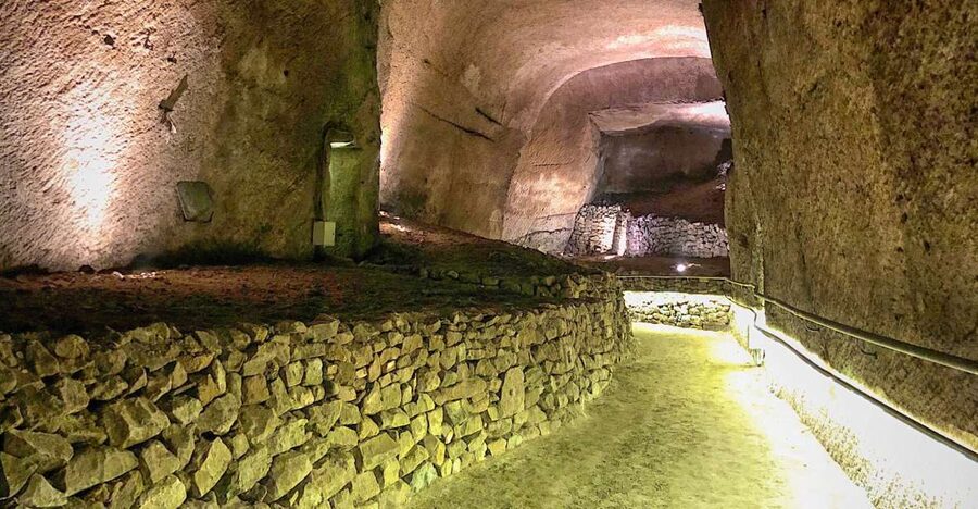 Naples: LAPIS Museum Guided Visit in Italian - Colored light on stone and water