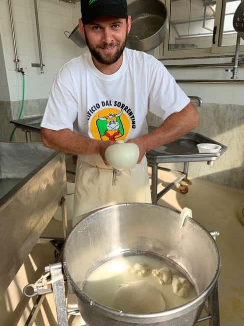 Naples: Mozzarella experience - Tasting mozzarella di bufala and regional cheeses