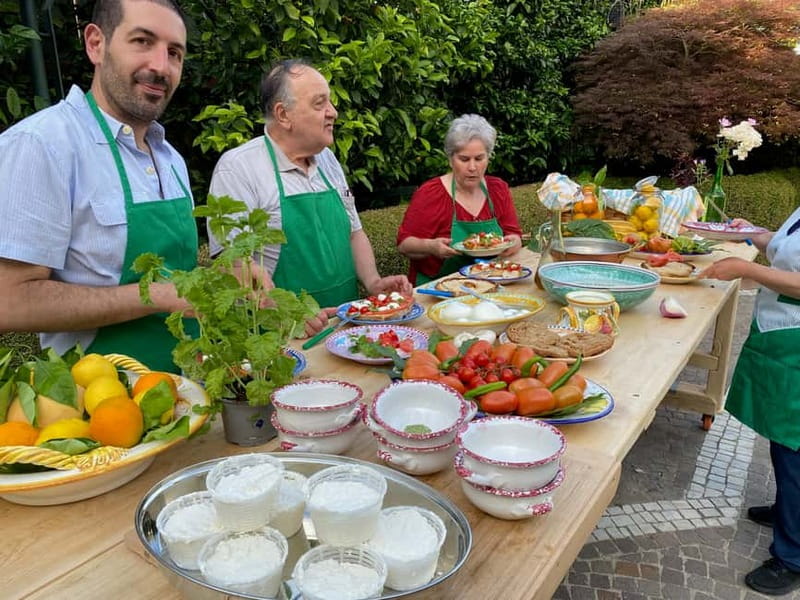 Naples: Mozzarella experience - A garden table with southern Italian flavors