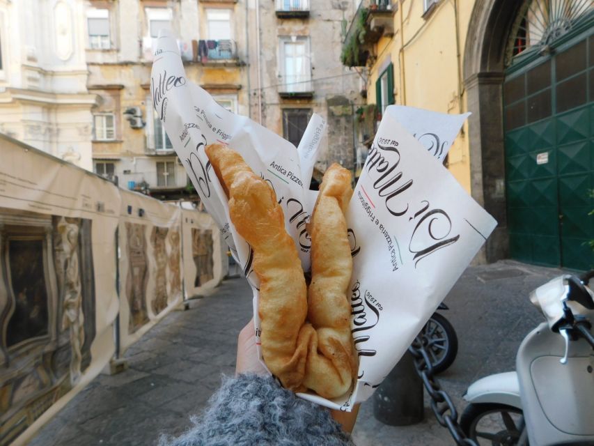 Naples: Pizza and Beyond Food Tour - The main pizza stop: marinara or margherita