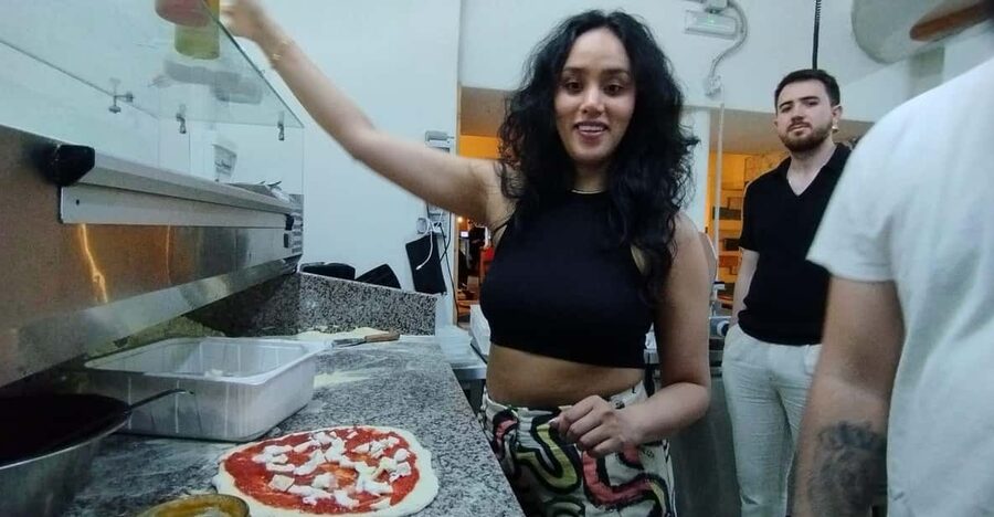 Naples: Pizza Making Class with Neapolitan Chef and drink - Baking and eating your own pizza
