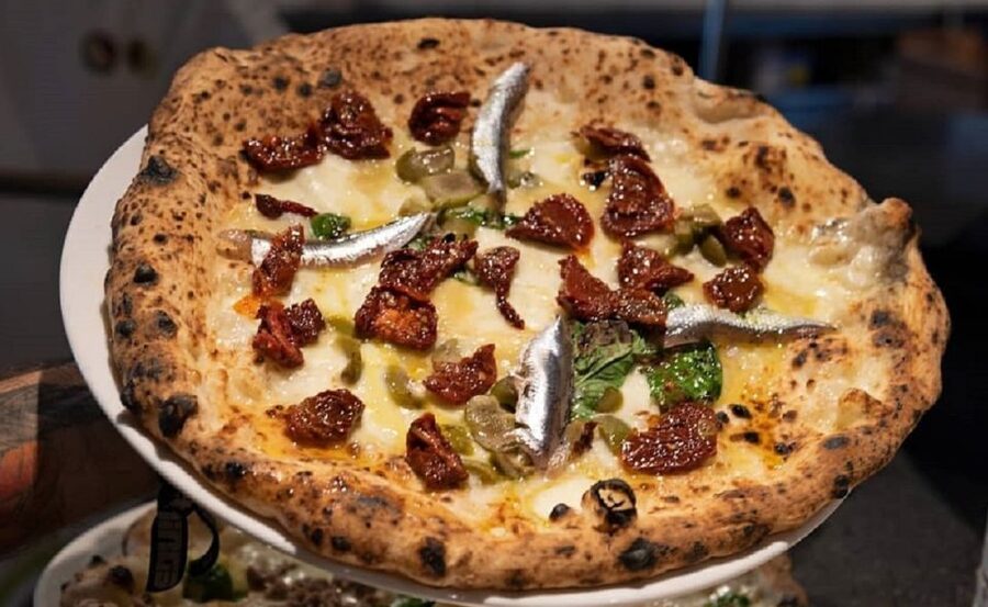 Naples: Pizza tasting gourmet experience - Margherita With Carefully Chosen Ingredients
