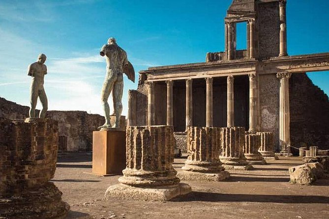 Naples, Pompeii and Vesuvius full day tour from Naples - Lunch: pizza, a drink, and a tight schedule