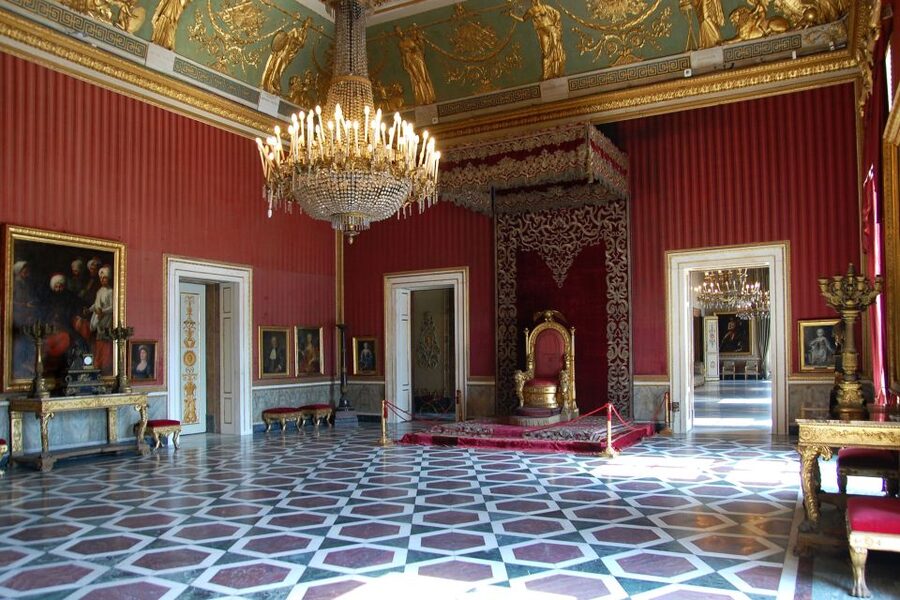 Naples: Royal Palace and Spanish Quarter Private Tour - Entering the Quartieri Spagnoli