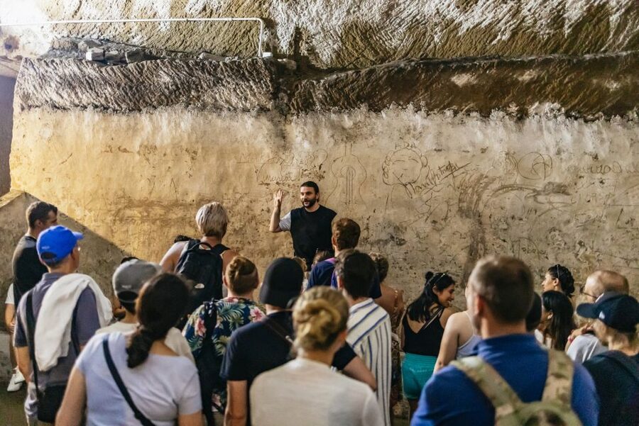 Naples: Spanish Quarters Underground Guided Tour - Descending into the old tunnels