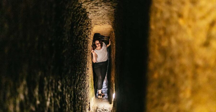 Naples: Spanish Quarters Underground Guided Tour - The guide makes or breaks this one-hour tour