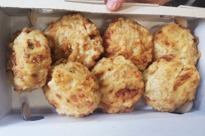 Naples: Street Food and Sightseeing Tour with Local Expert - Spaccanapoli and the frittatina stop