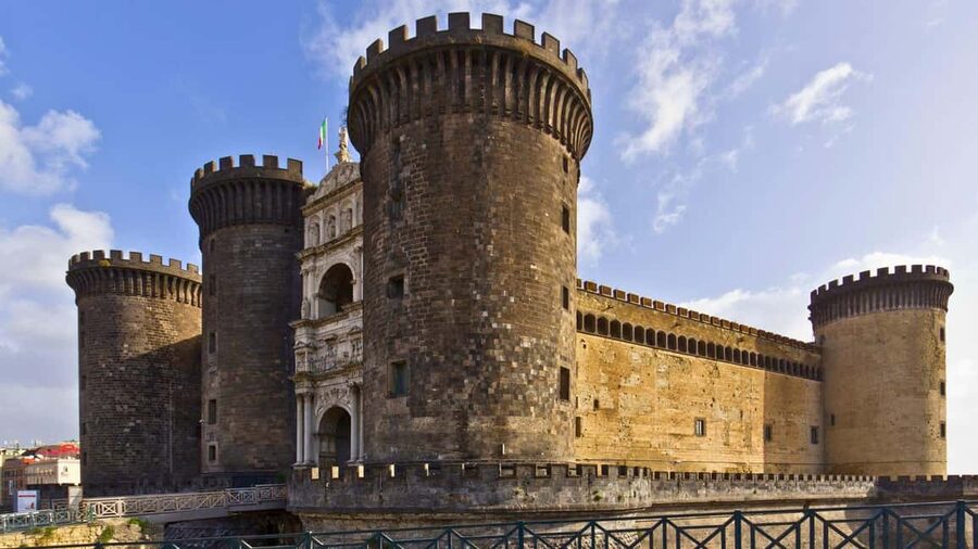Naples: tour between Maschio Angioino and Plebiscito square - Maschio Angioino and the castle crocodile