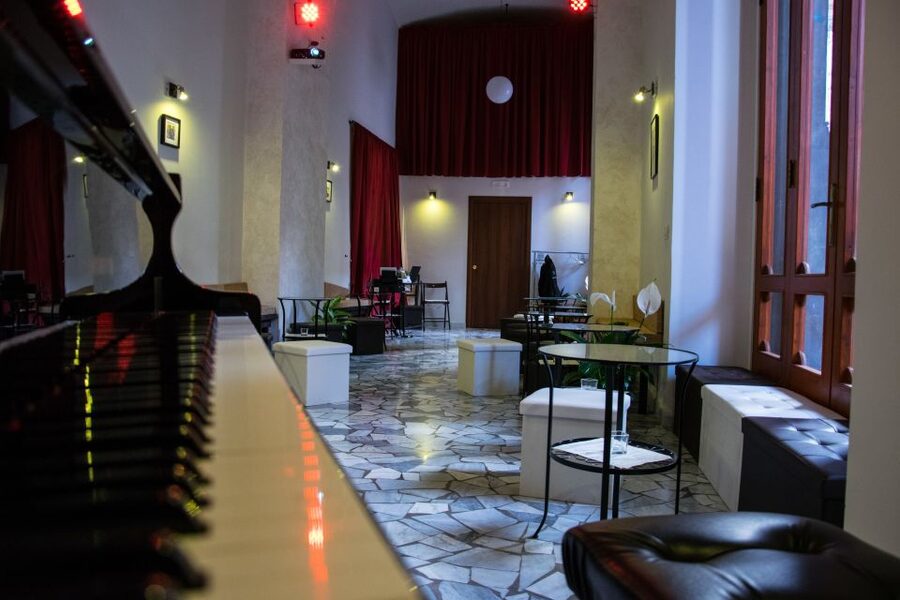 Naples: Traditional Neapolitan Music Concert - What happens during the one-hour performance