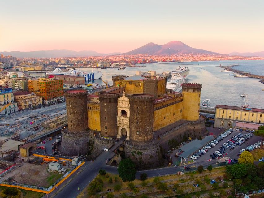 Naples: walk to Naples with local guide - Meeting at Piazza Municipio