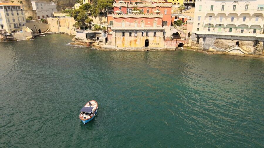 Napoli: Myths & Legends Cruise with Snorkeling - Drinks, snacks, and the easygoing mood