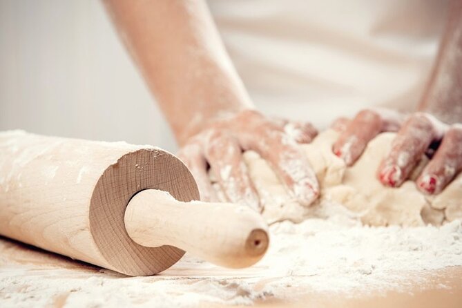 Neapolitan pasta homemade Cooking Lesson - Rolling pasta by hand in central Naples
