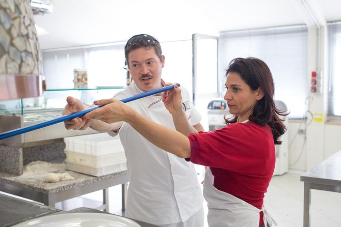 Neapolitan Pizzamaker for One Day - Shaping and seasoning with Margherita ingredients