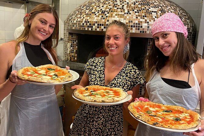 Pizza and Tiramisù Making class - Watching the pizza enter the oven