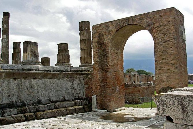 Pompeii and Herculaneum Private Tour - A private guide changes the pace
