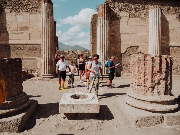 Pompeii and Herculaneum Private Walking Tour with an Archaeologist - Baths, painted rooms, and clever house plans