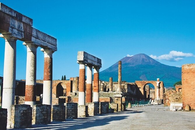 Pompeii and Vesuvius Tour with Pickup - A one-hour break with snacks and a drink