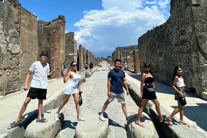 Positano Private Transfer from/to Naples with Pompeii Guided Tour - Making time for Pompeii