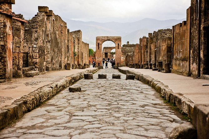Private tour to Pompeii Herculaneum and Vesuvius - Herculaneum in two hours: smaller, sharper, and better preserved