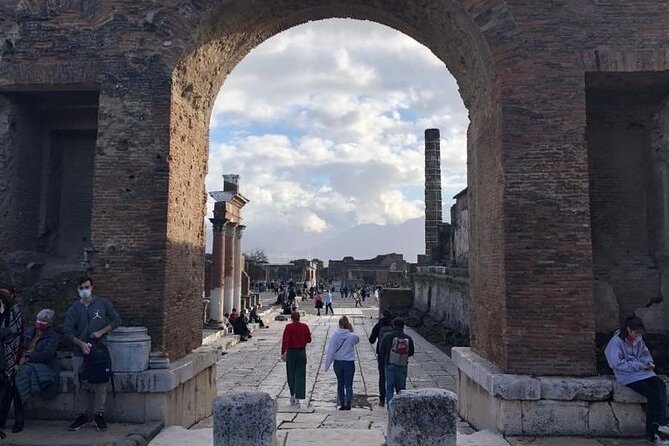 Private transfer from Napoli to Sorrento with stopover in Pompeii ruins - The drive to Pompeii and the two-hour visit