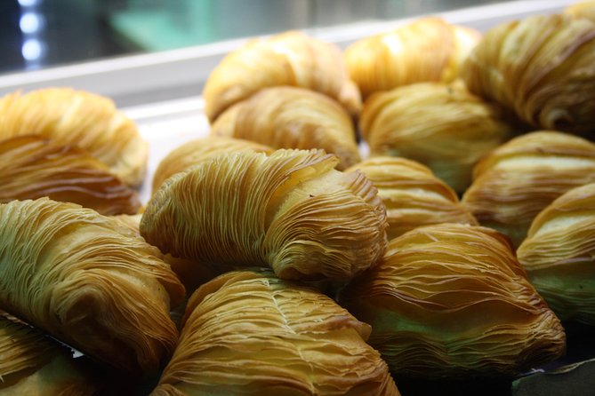 Tasty Naples Street Food Tour of MustEat Gourmet Specialties and MustSee Sites - What the guide adds to the meal